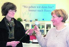 Eleonore Sent (li.), hier mit Heike Pullert, will trotz ihrer Rückkehr nach Nordrhein-Westfalen dem Weißenfelser Literaturkreis verbunden bleiben. (Foto: MZ)